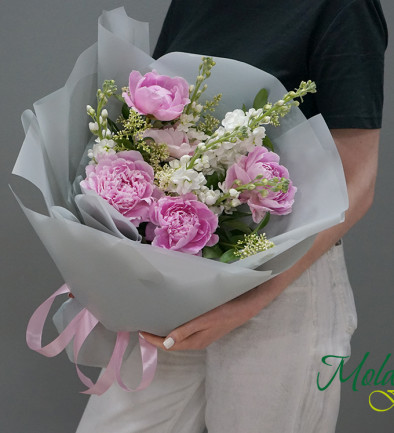 Bouquet with pink peonies and Matthiola photo 394x433